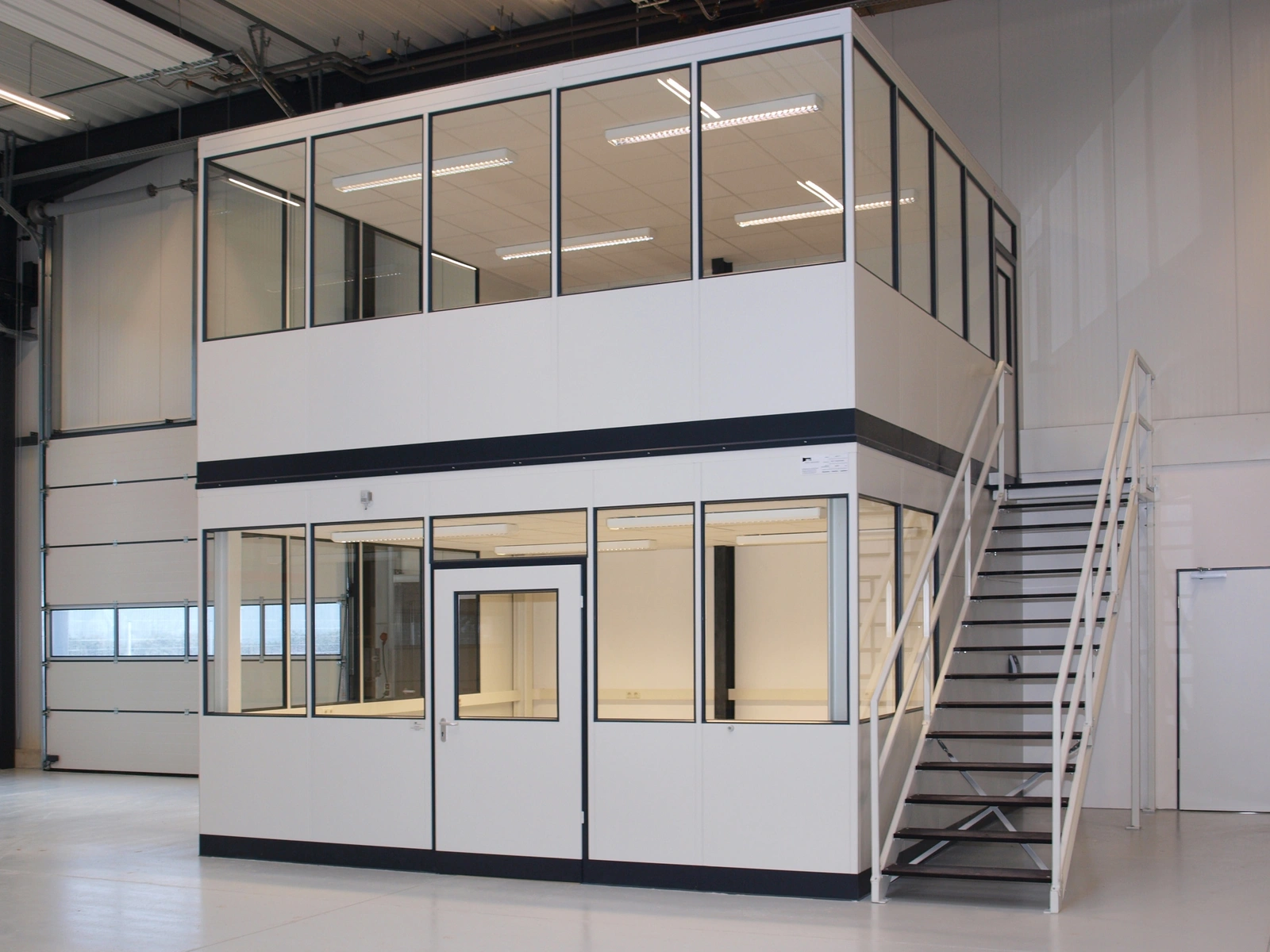 Hallenbüro mehrgeschossig im Inustriebetrieb Hallenbüro mehrgeschossig im Inustriebetrieb