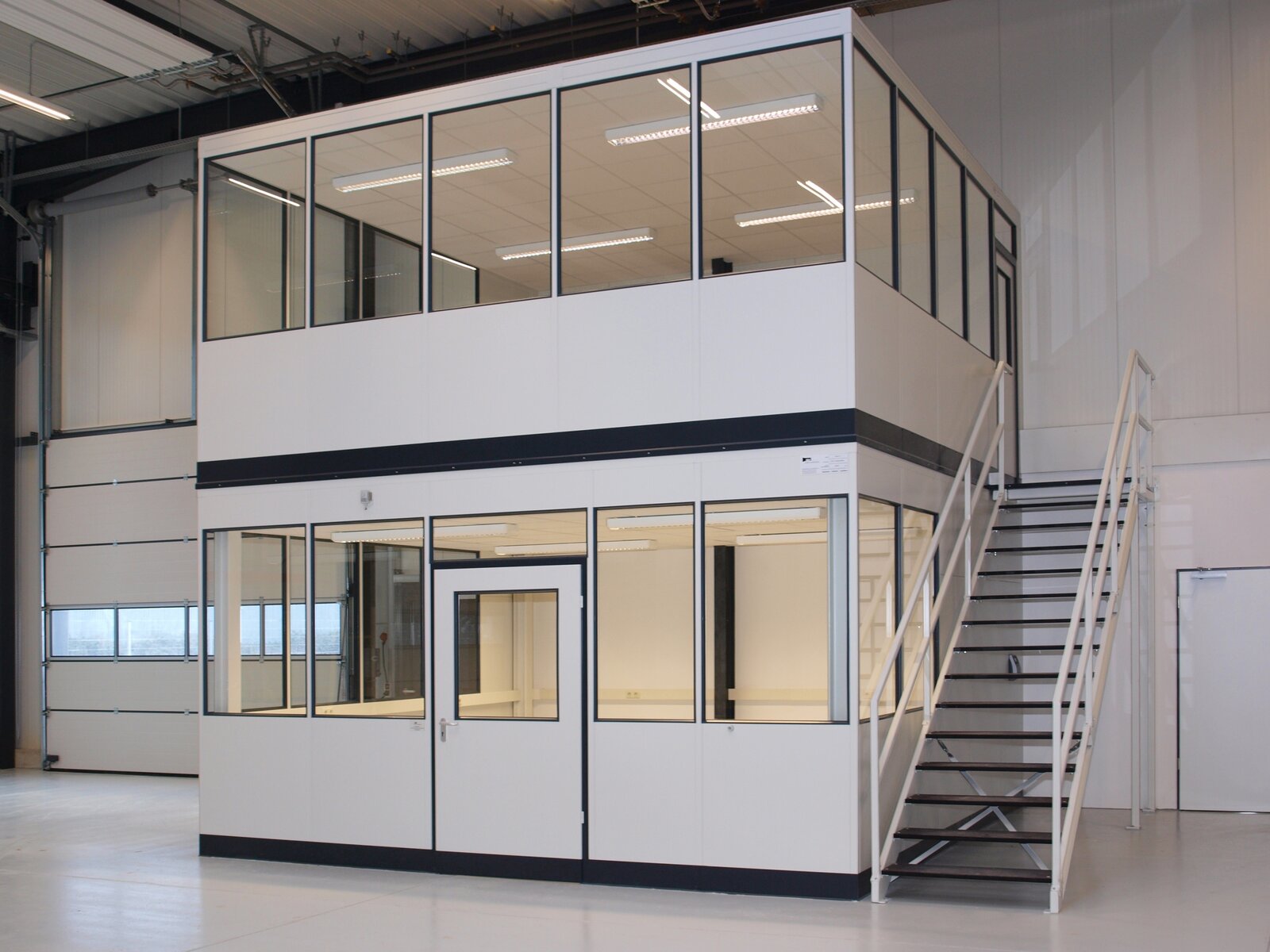 Hallenbüro mehrgeschossig im Inustriebetrieb