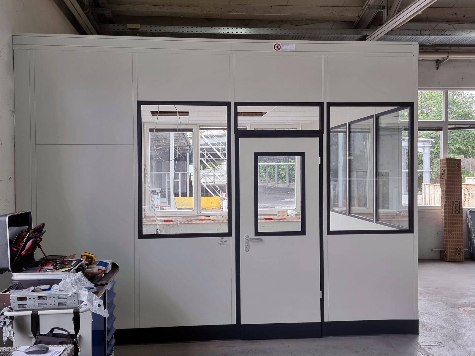 Vollelemente und verglaste Elemente für Hallenbüro Vollelemente und verglaste Elemente für Hallenbüro