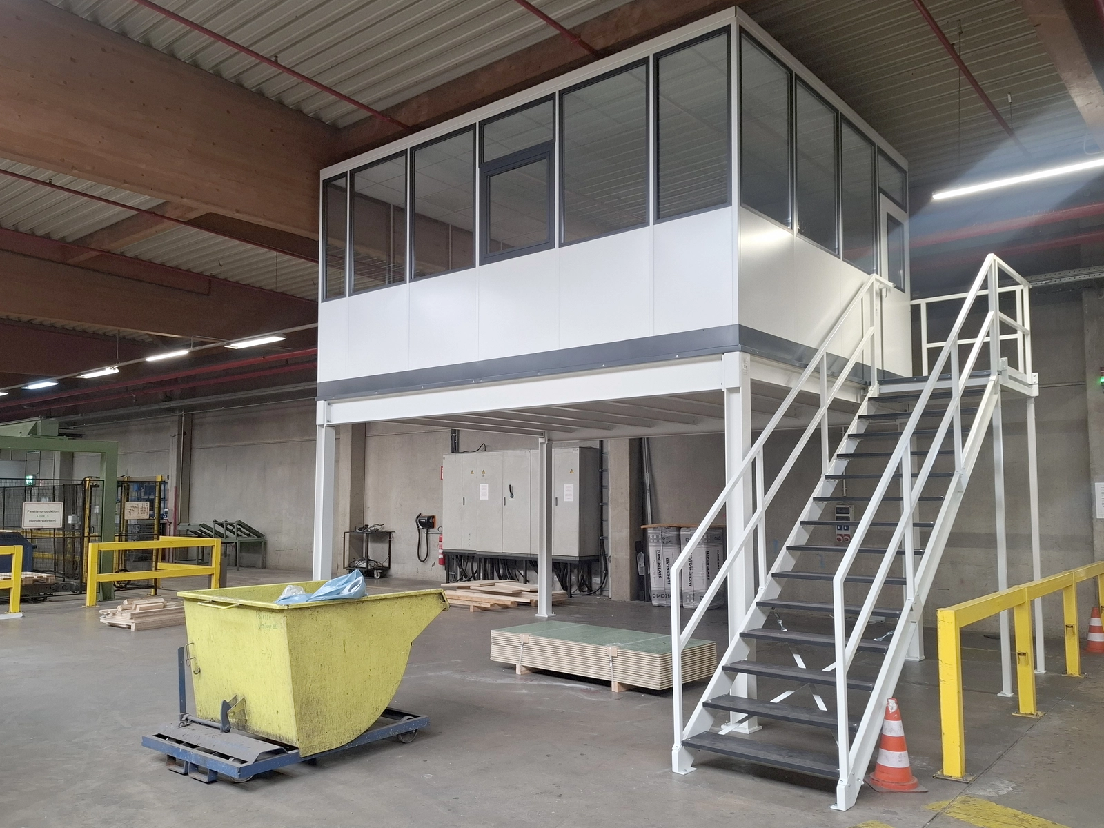 Hallenbüro auf Bühne mit Treppenaufgang Hallenbüro auf Bühne mit Treppenaufgang