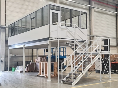 Hallenbüro auf Bühne mit einer Treppenkonstruktion Hallenbüro auf Bühne mit einer Treppenkonstruktion