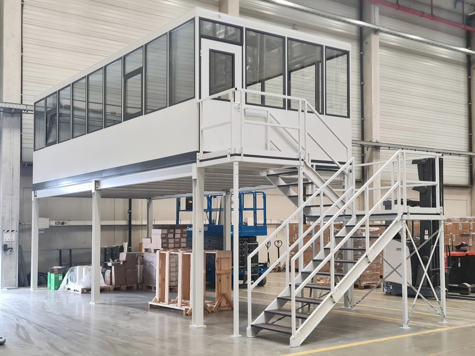 Hallenbüro auf Bühne mit einer Treppenkonstruktion Hallenbüro auf Bühne mit einer Treppenkonstruktion