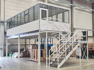 Hallenbüro auf Bühne mit einer Treppenkonstruktion Hallenbüro auf Bühne mit einer Treppenkonstruktion