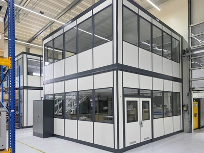 Doppelstöckiges Hallenbüro mit Tür in einer Lagerhalle montiert Doppelstöckiges Hallenbüro mit Tür in einer Lagerhalle montiert