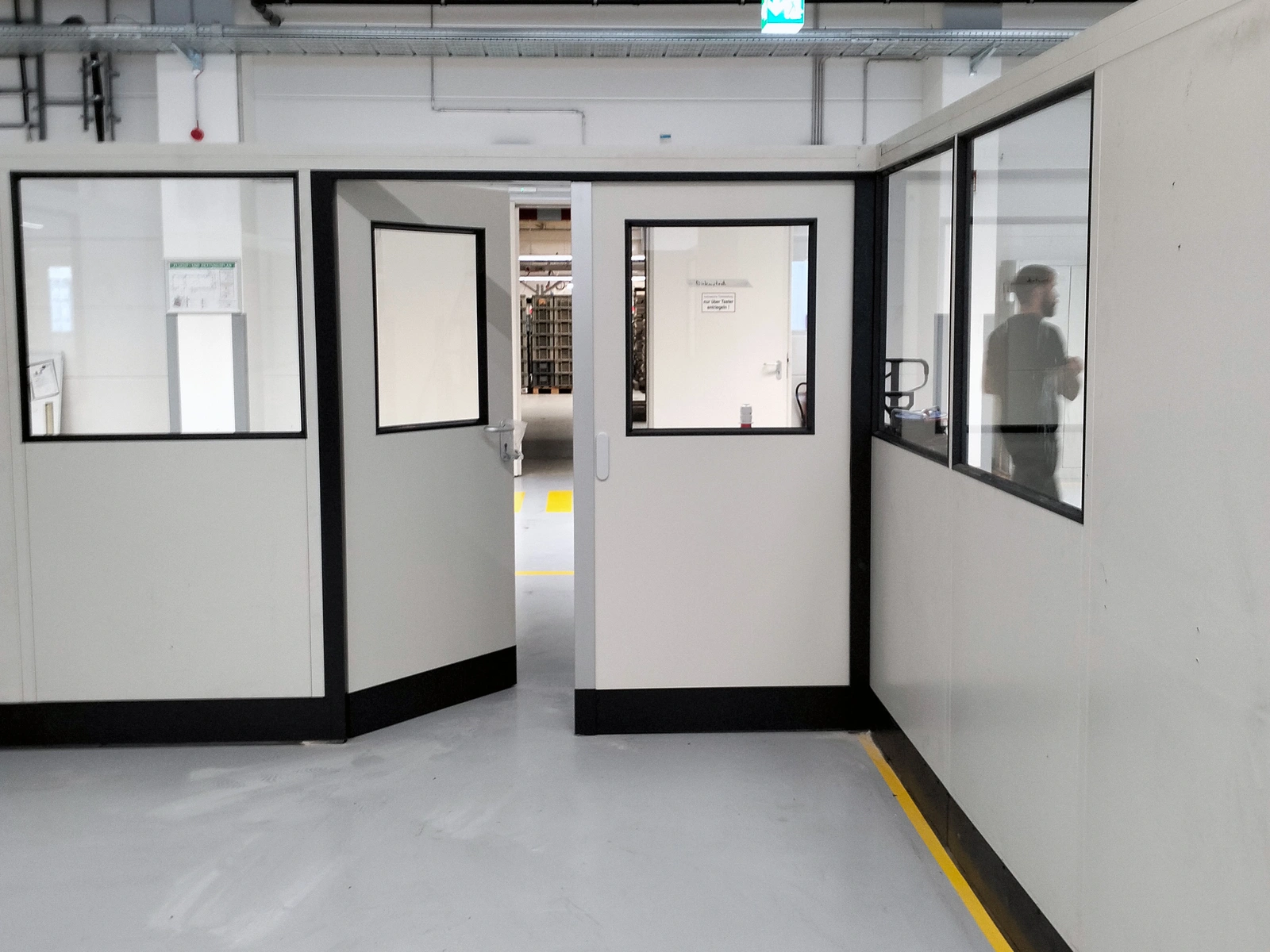 Stellwand mit Stützelementen und doppelter Tür Stellwand im Lager mit Stützelementen und großer Tür