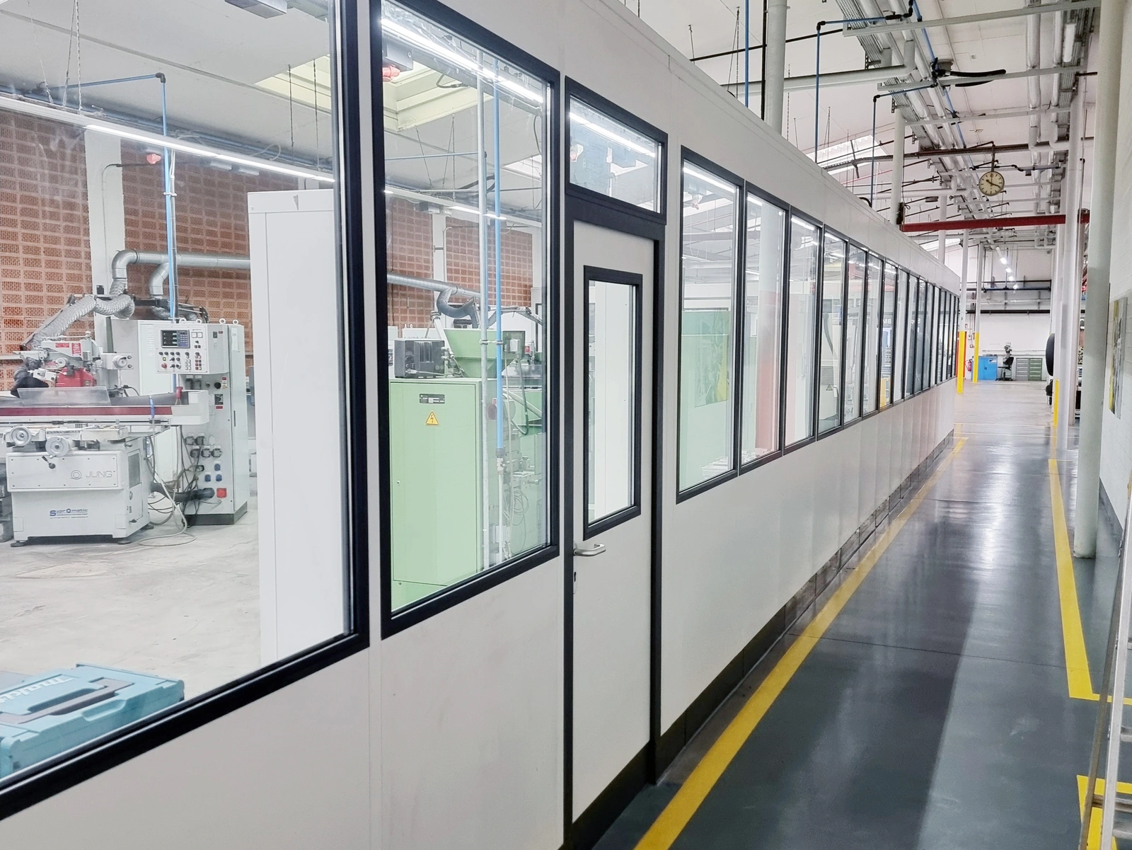 Stellwand zur Produktionsabtrennung im Betrieb Stellwand zur Produktionsabtrennung in einem Industriebetrieb