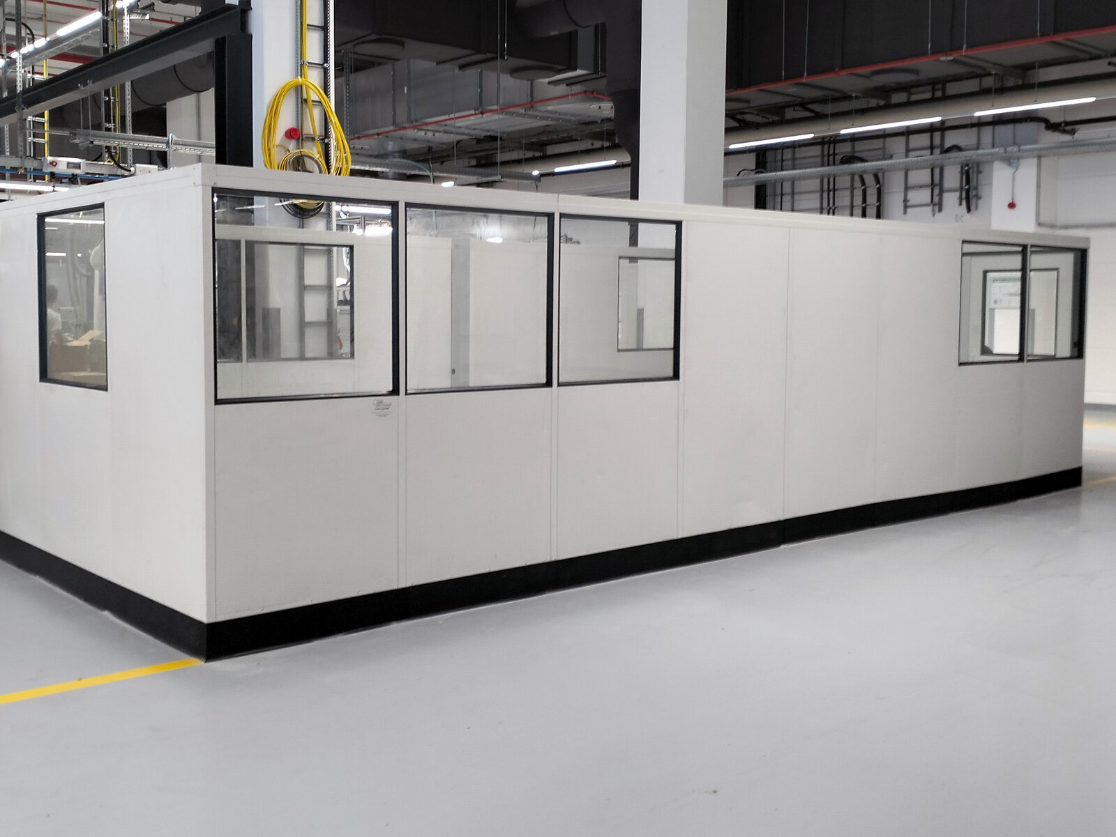 Stellwand als Einhausung in der Industrie zur geschätzten Produktion