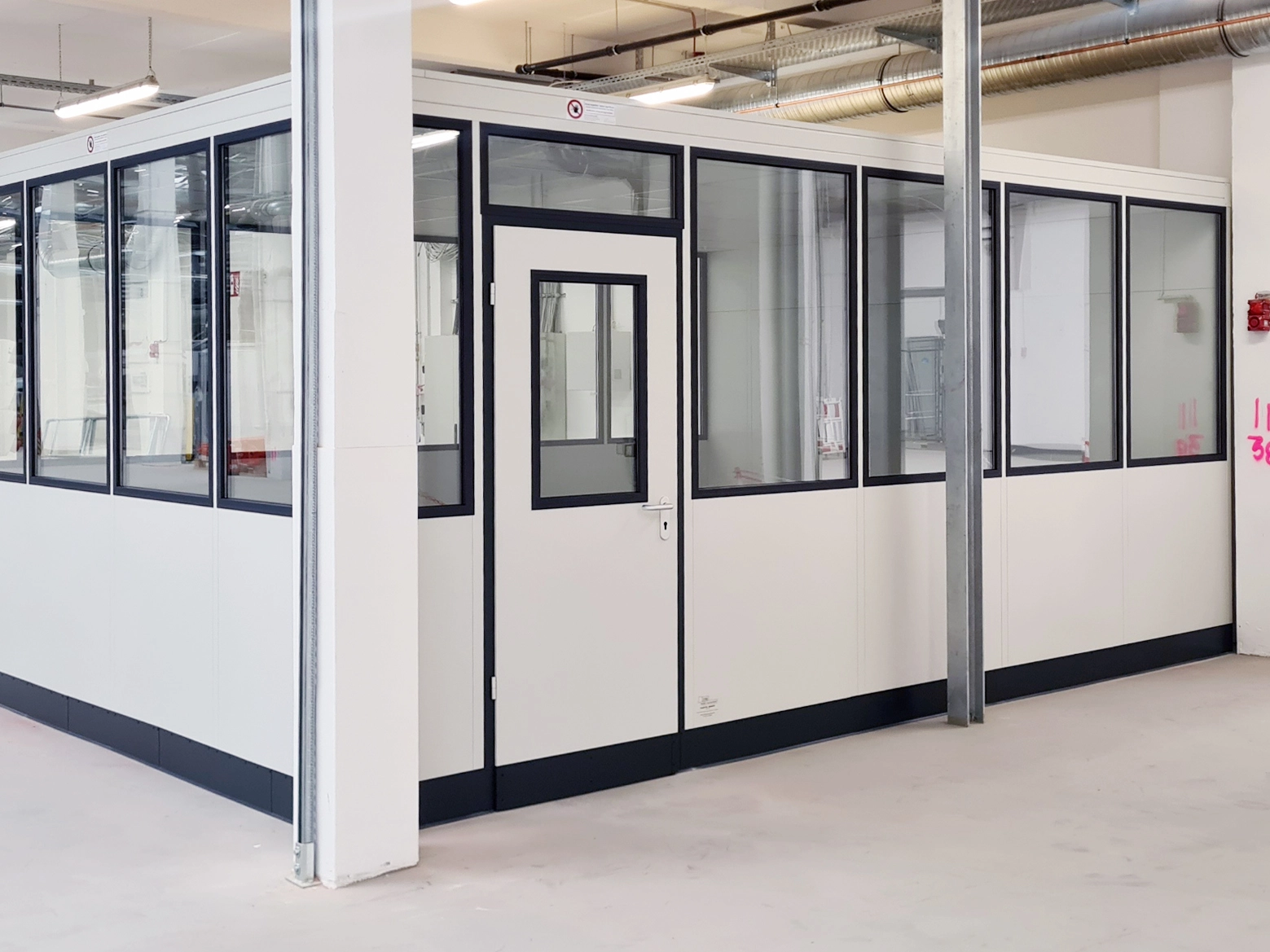 Meisterbüro in der Halle mit Sichtelementen