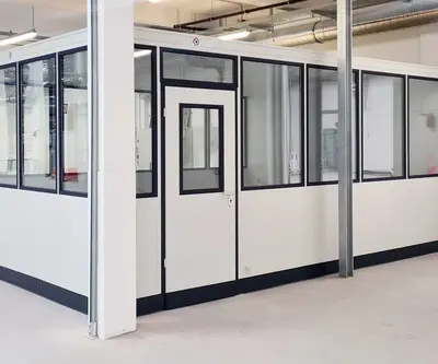 Meisterbüro in der Produktionshalle Meisterbüro in der Halle mit Sichtelementen