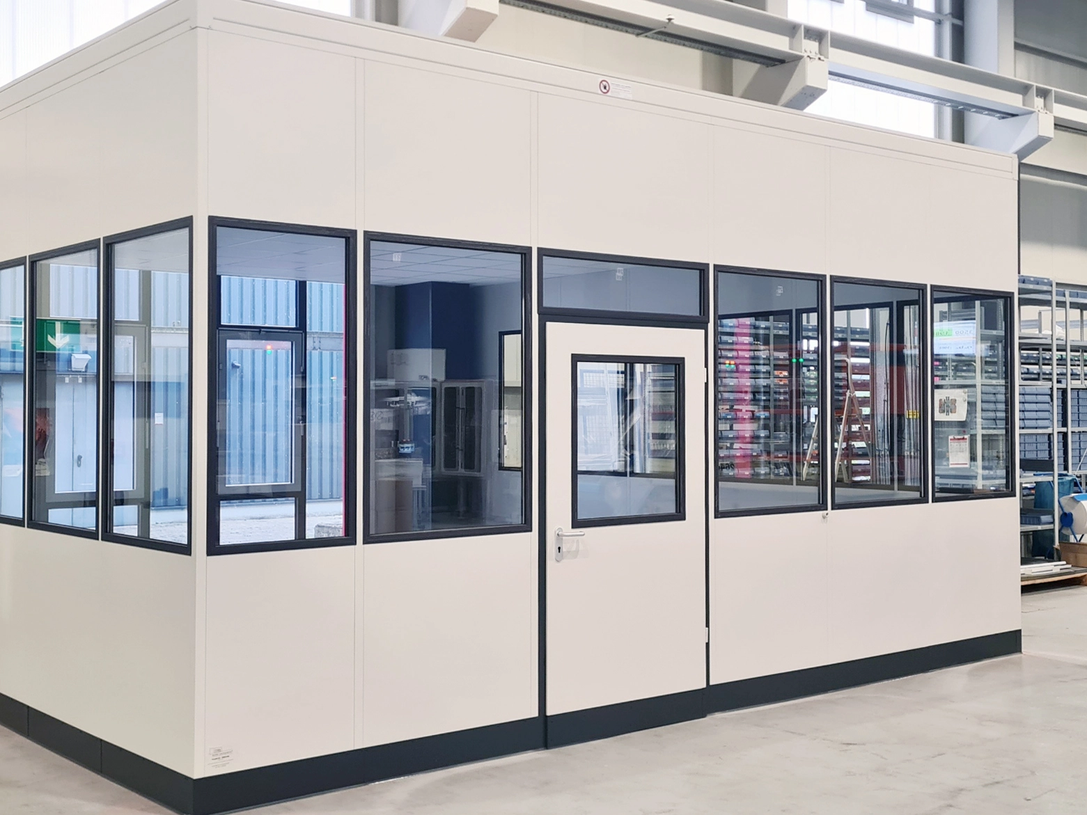 Hallenbüro als Messraum mit hoher Decke und Deckenzwischenraum