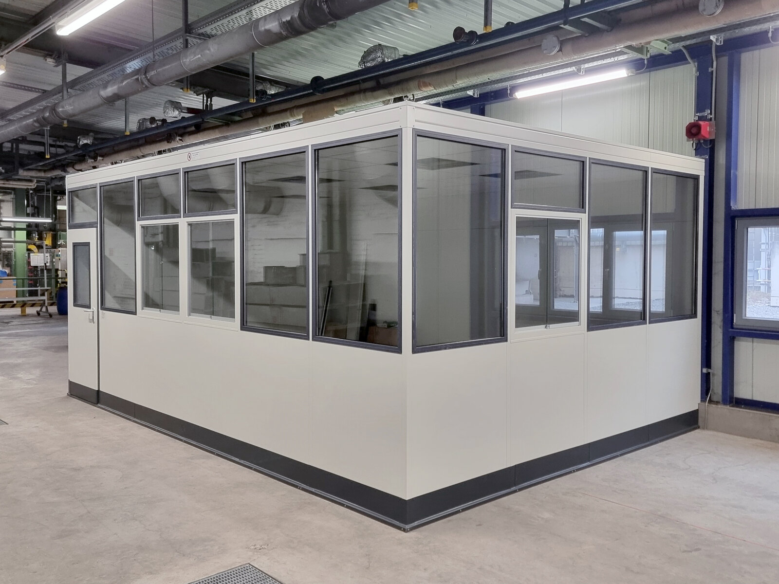 Hallenbüro mit Drehkippfenstern im Betrieb