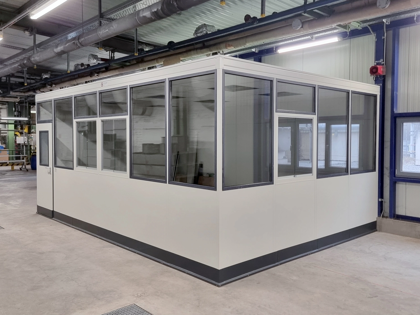 Hallenbüro mit Drehkippfenstern im Betrieb Hallenbüro mit Drehkippfenstern im Betrieb