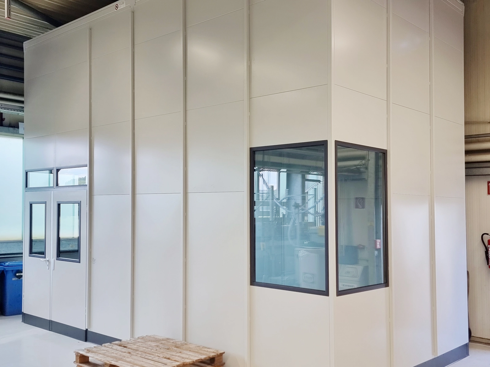 Systemraum mit mehr als 4m Höhe und Decke Systemraum mit mehr als 4m Höhe und Decke
