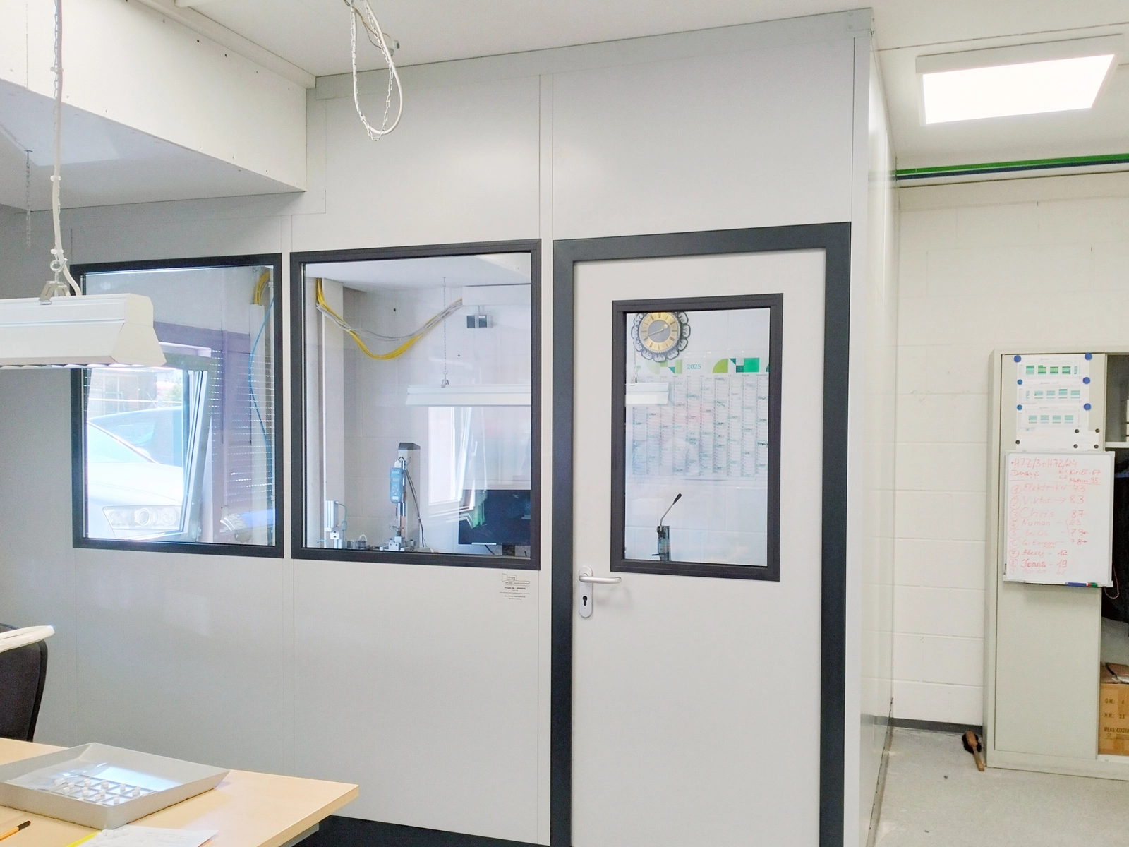 Trennwand aus mit Abschluss zur Raumdecke Trennwand aus System RS 45 mit Deckenabschluss
