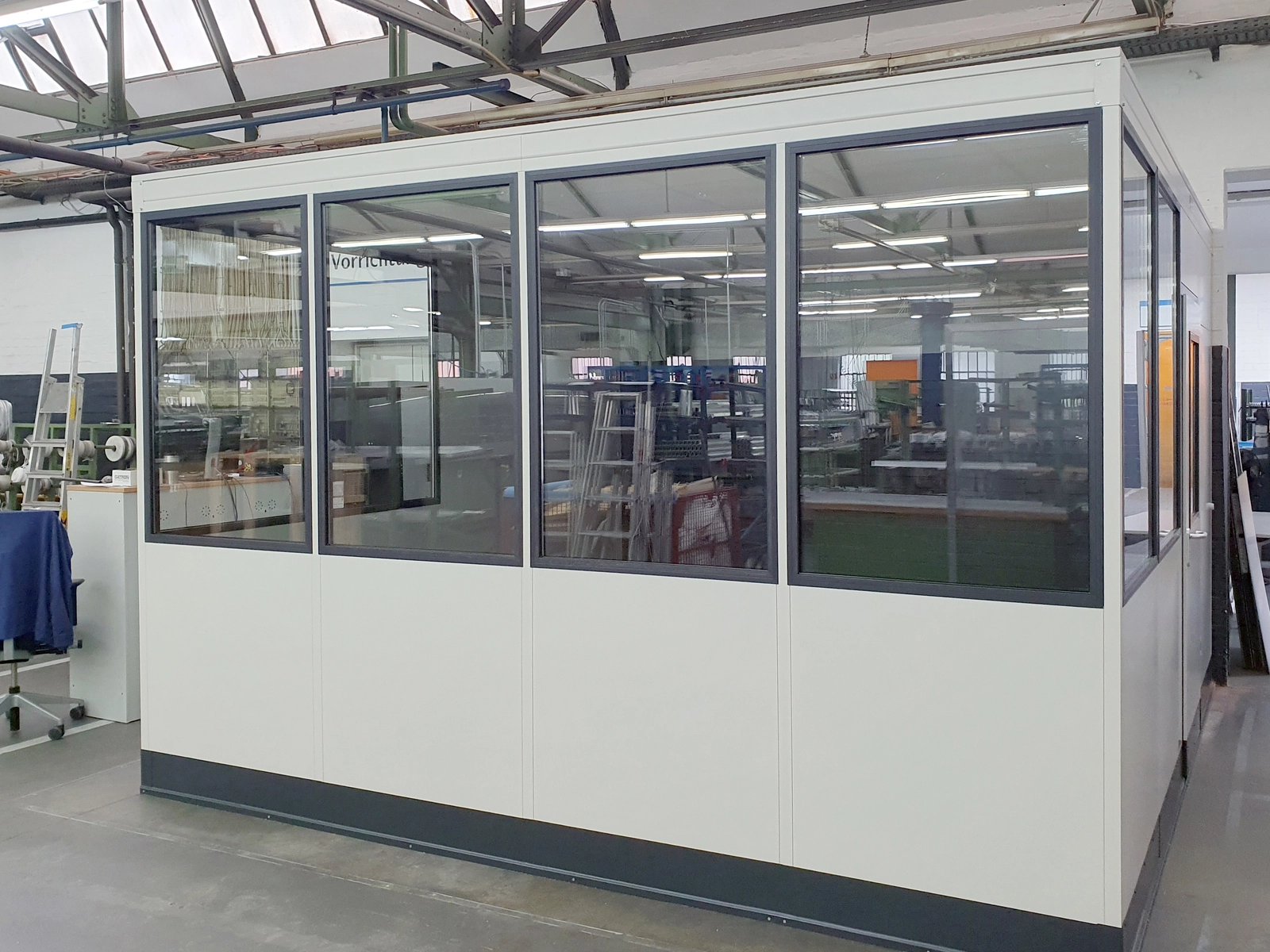 Meisterbüro mit 4m Breite in der Produktion Meisterbüro mit 4m Breite in der Produktion